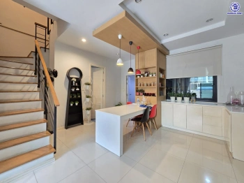 ทาวน์เฮ้าส์มือสอง โครงการ เปี่ยมสุข ติวานนท์ หลังมุม เนื้อที่ 27.5 ตร.ว. พื้นที่ใช้สอย 120 ตร.ม. ฟังก์ชัน 3 ห้องนอน 2 ห้องน้ำ จอดรถได้ 1 คัน บ้านสภาพสวย พร้อมเข้าอยู่ แถมฟรี เครื่องปรับอากาศ และเครื่องทำน้ำอุ่น บนทำเลแห่งการเดินทาง เชื่อมต่อ ถนนศรีสมาน, ถนนสรงประภา, ถนนติวานนท์ ใกล้ทางด่วน "ศรีสมาน"