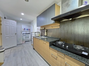 ทาวน์เฮ้าส์มือสอง โครงการ เปี่ยมสุข ติวานนท์ หลังมุม เนื้อที่ 27.5 ตร.ว. พื้นที่ใช้สอย 120 ตร.ม. ฟังก์ชัน 3 ห้องนอน 2 ห้องน้ำ จอดรถได้ 1 คัน บ้านสภาพสวย พร้อมเข้าอยู่ แถมฟรี เครื่องปรับอากาศ และเครื่องทำน้ำอุ่น บนทำเลแห่งการเดินทาง เชื่อมต่อ ถนนศรีสมาน, ถนนสรงประภา, ถนนติวานนท์ ใกล้ทางด่วน "ศรีสมาน"