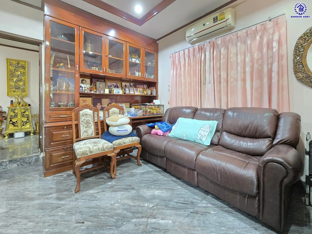 บ้านมือสอง โครงการ พงษ์ศิริชัย พุทธมณฑลสาย3 เนื้อที่ 51 ตร.ว. พื้นที่ใช้สอยถึง 178 ตร.ม. ฟังก์ชันจัดเต็ม 3 ห้องนอน 2 ห้องน้ำ จอดรถได้ 2 คน บนทำเลเชื่อมต่อเมืองอย่างรวดเร็ว ใกล้ทางคู่ขนานลอยฟ้าบรมราชชนนี ทางด่วน "กาญจนาภิเษก" ม.มหิดล และเซ็นทรัล ปิ่นเกล้า