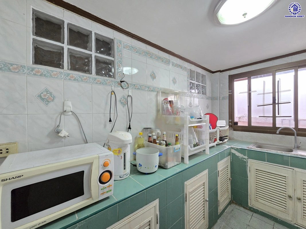 บ้านมือสอง โครงการ พงษ์ศิริชัย พุทธมณฑลสาย3 เนื้อที่ 51 ตร.ว. พื้นที่ใช้สอยถึง 178 ตร.ม. ฟังก์ชันจัดเต็ม 3 ห้องนอน 2 ห้องน้ำ จอดรถได้ 2 คน บนทำเลเชื่อมต่อเมืองอย่างรวดเร็ว ใกล้ทางคู่ขนานลอยฟ้าบรมราชชนนี ทางด่วน "กาญจนาภิเษก" ม.มหิดล และเซ็นทรัล ปิ่นเกล้า