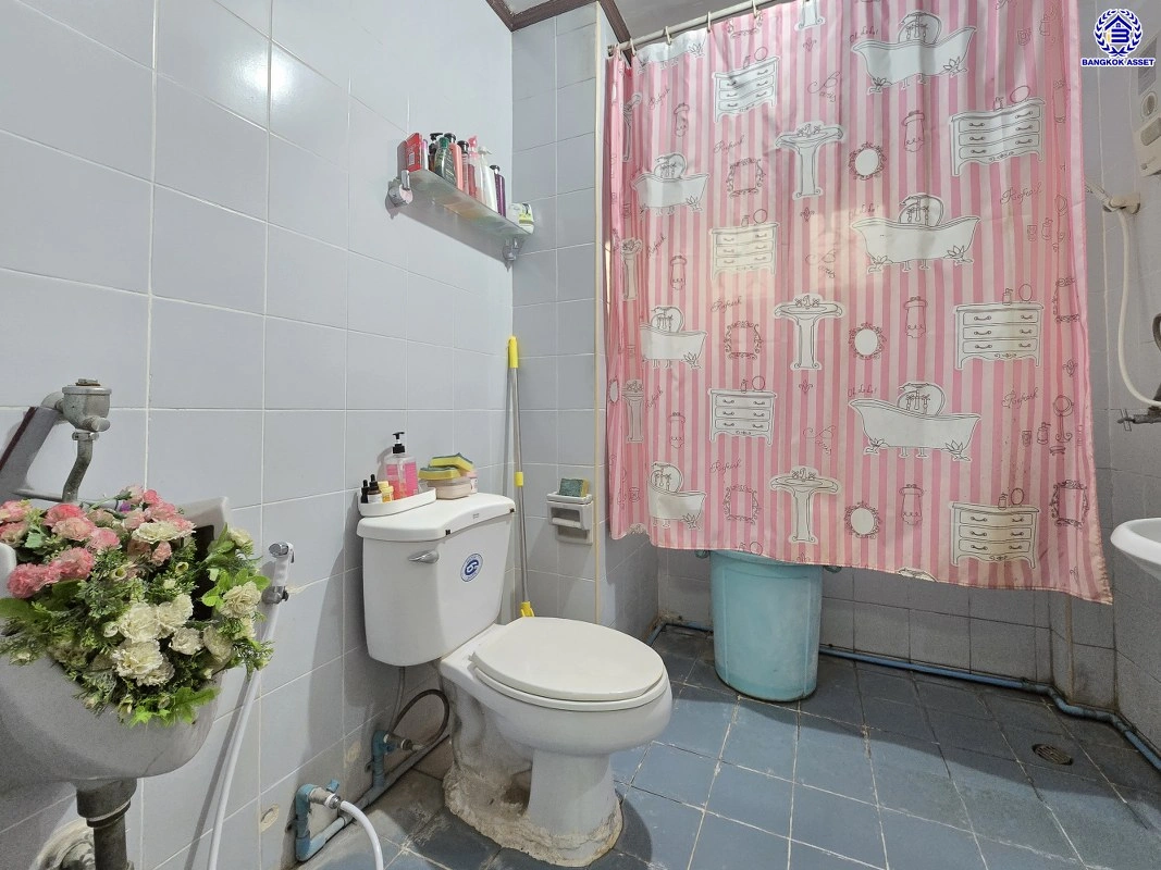 บ้านมือสอง โครงการ พงษ์ศิริชัย พุทธมณฑลสาย3 เนื้อที่ 51 ตร.ว. พื้นที่ใช้สอยถึง 178 ตร.ม. ฟังก์ชันจัดเต็ม 3 ห้องนอน 2 ห้องน้ำ จอดรถได้ 2 คน บนทำเลเชื่อมต่อเมืองอย่างรวดเร็ว ใกล้ทางคู่ขนานลอยฟ้าบรมราชชนนี ทางด่วน "กาญจนาภิเษก" ม.มหิดล และเซ็นทรัล ปิ่นเกล้า