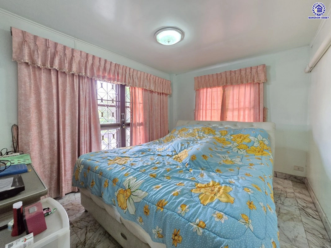 บ้านมือสอง โครงการ พงษ์ศิริชัย พุทธมณฑลสาย3 เนื้อที่ 51 ตร.ว. พื้นที่ใช้สอยถึง 178 ตร.ม. ฟังก์ชันจัดเต็ม 3 ห้องนอน 2 ห้องน้ำ จอดรถได้ 2 คน บนทำเลเชื่อมต่อเมืองอย่างรวดเร็ว ใกล้ทางคู่ขนานลอยฟ้าบรมราชชนนี ทางด่วน "กาญจนาภิเษก" ม.มหิดล และเซ็นทรัล ปิ่นเกล้า