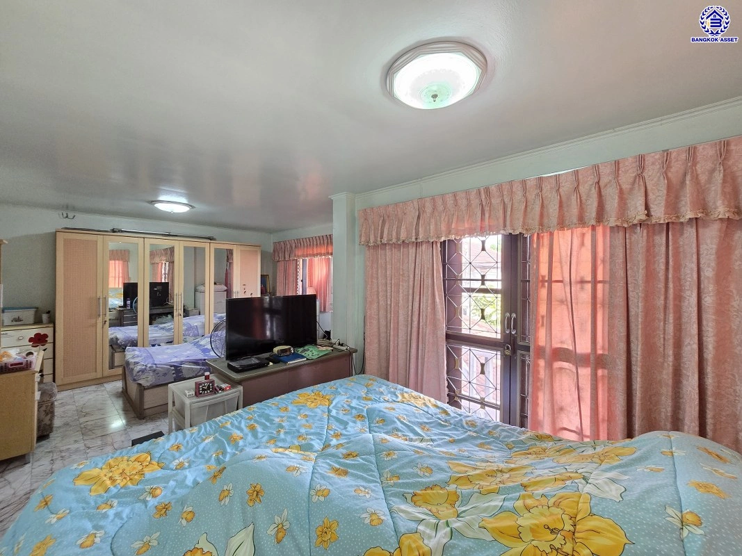 บ้านมือสอง โครงการ พงษ์ศิริชัย พุทธมณฑลสาย3 เนื้อที่ 51 ตร.ว. พื้นที่ใช้สอยถึง 178 ตร.ม. ฟังก์ชันจัดเต็ม 3 ห้องนอน 2 ห้องน้ำ จอดรถได้ 2 คน บนทำเลเชื่อมต่อเมืองอย่างรวดเร็ว ใกล้ทางคู่ขนานลอยฟ้าบรมราชชนนี ทางด่วน "กาญจนาภิเษก" ม.มหิดล และเซ็นทรัล ปิ่นเกล้า