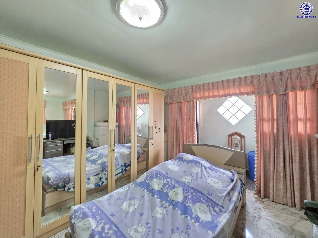 บ้านมือสอง โครงการ พงษ์ศิริชัย พุทธมณฑลสาย3 เนื้อที่ 51 ตร.ว. พื้นที่ใช้สอยถึง 178 ตร.ม. ฟังก์ชันจัดเต็ม 3 ห้องนอน 2 ห้องน้ำ จอดรถได้ 2 คน บนทำเลเชื่อมต่อเมืองอย่างรวดเร็ว ใกล้ทางคู่ขนานลอยฟ้าบรมราชชนนี ทางด่วน "กาญจนาภิเษก" ม.มหิดล และเซ็นทรัล ปิ่นเกล้า