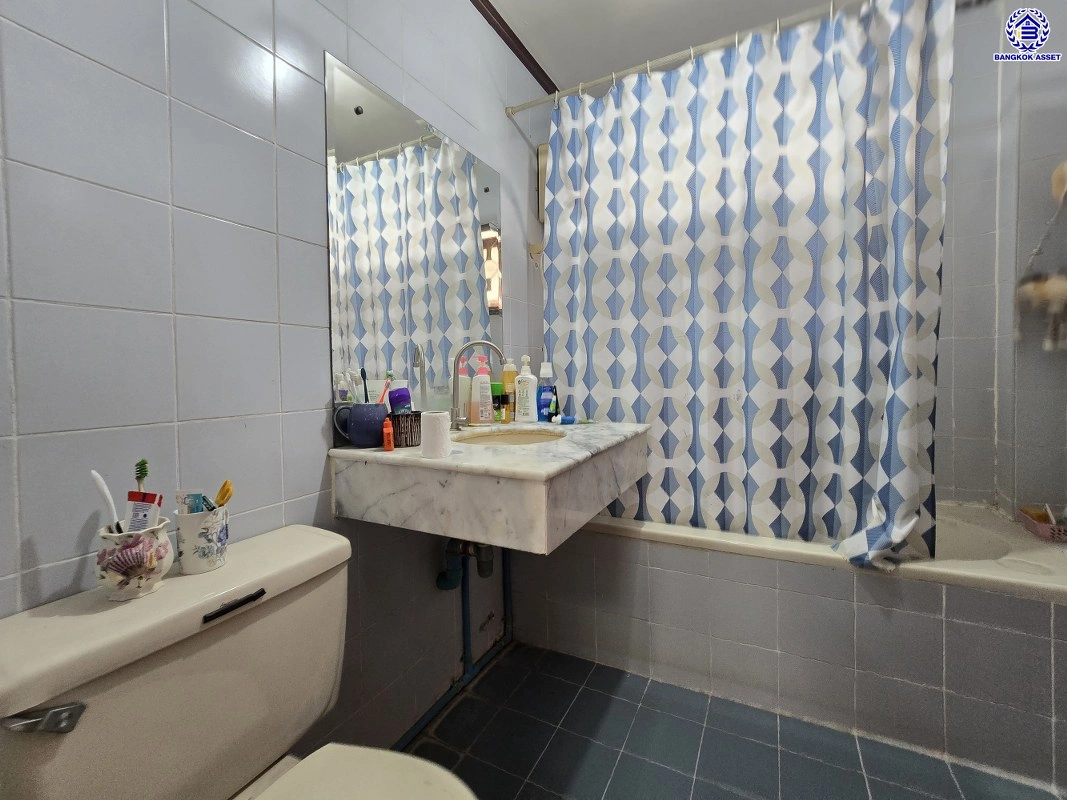 บ้านมือสอง โครงการ พงษ์ศิริชัย พุทธมณฑลสาย3 เนื้อที่ 51 ตร.ว. พื้นที่ใช้สอยถึง 178 ตร.ม. ฟังก์ชันจัดเต็ม 3 ห้องนอน 2 ห้องน้ำ จอดรถได้ 2 คน บนทำเลเชื่อมต่อเมืองอย่างรวดเร็ว ใกล้ทางคู่ขนานลอยฟ้าบรมราชชนนี ทางด่วน "กาญจนาภิเษก" ม.มหิดล และเซ็นทรัล ปิ่นเกล้า