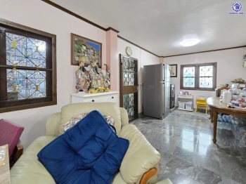 บ้านมือสอง โครงการ พงษ์ศิริชัย พุทธมณฑลสาย3 เนื้อที่ 51 ตร.ว. พื้นที่ใช้สอยถึง 178 ตร.ม. ฟังก์ชันจัดเต็ม 3 ห้องนอน 2 ห้องน้ำ จอดรถได้ 2 คน บนทำเลเชื่อมต่อเมืองอย่างรวดเร็ว ใกล้ทางคู่ขนานลอยฟ้าบรมราชชนนี ทางด่วน "กาญจนาภิเษก" ม.มหิดล และเซ็นทรัล ปิ่นเกล้า