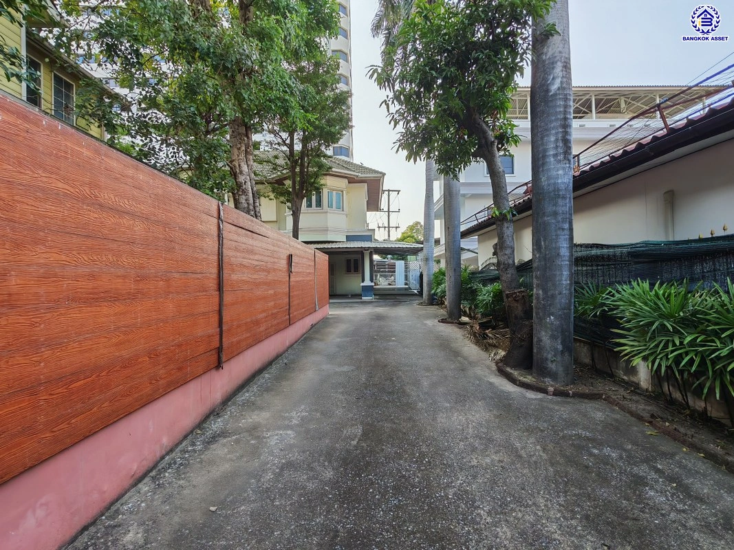 บ้านมือสอง ซอยติวานนท์ 18 แยก 3/8 เนื้อที่ 125 ตร.ว. พื้นที่ใช้สอย 233 ตร.ม. ฟังก์ชัน 3 ห้องนอน 4 ห้องน้ำ 1 ห้องแม่บ้าน จอดรถได้ 4 คัน บ้านสวย พร้อมเข้าอยู่ แถมฟรี เครื่องปรับอากาศ และเครื่องทำน้ำอุ่น เชื่อมต่อหลายเส้นทาง ใกล้ทางด่วน "ศรีรัช" และรถไฟฟ้าสายสีม่วง "สถานีกระทรวงสาธารณสุข"