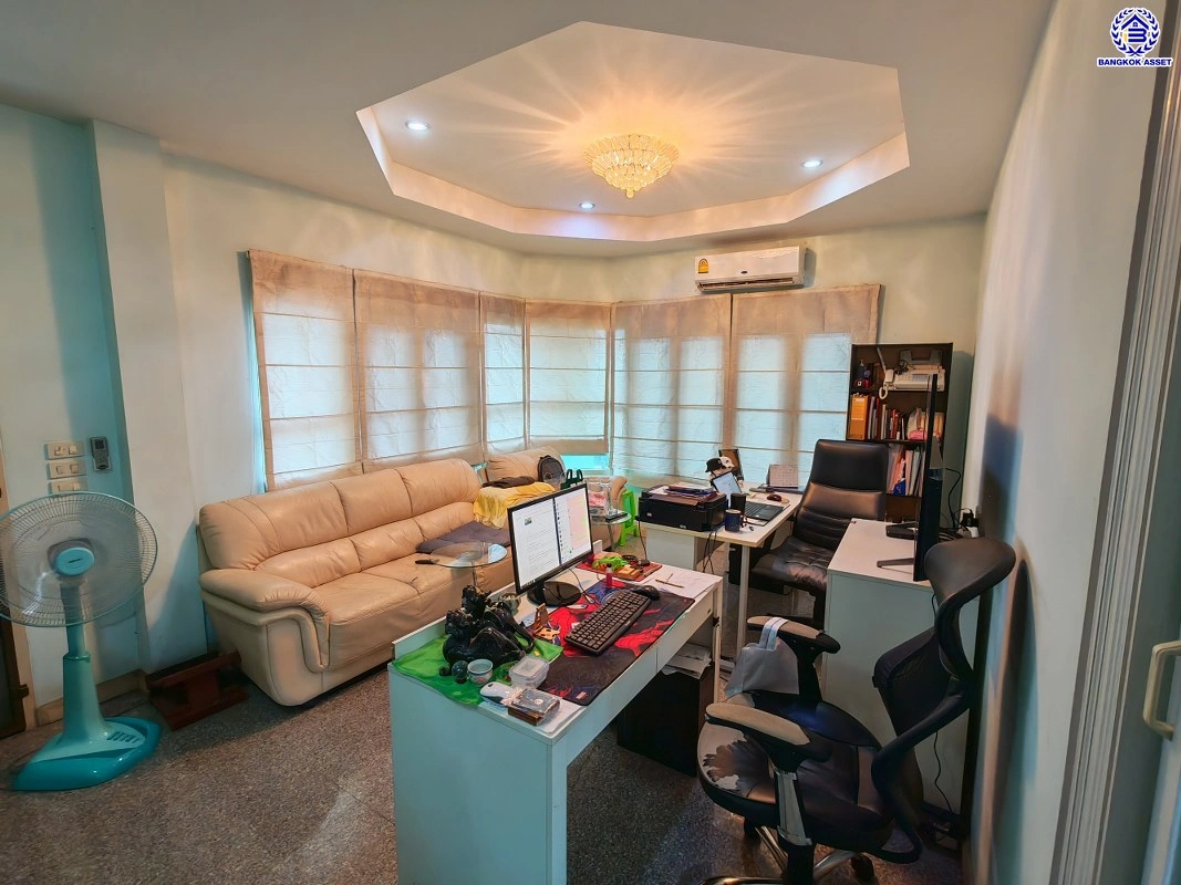 บ้านมือสอง ซอยติวานนท์ 18 แยก 3/8 เนื้อที่ 125 ตร.ว. พื้นที่ใช้สอย 233 ตร.ม. ฟังก์ชัน 3 ห้องนอน 4 ห้องน้ำ 1 ห้องแม่บ้าน จอดรถได้ 4 คัน บ้านสวย พร้อมเข้าอยู่ แถมฟรี เครื่องปรับอากาศ และเครื่องทำน้ำอุ่น เชื่อมต่อหลายเส้นทาง ใกล้ทางด่วน "ศรีรัช" และรถไฟฟ้าสายสีม่วง "สถานีกระทรวงสาธารณสุข"