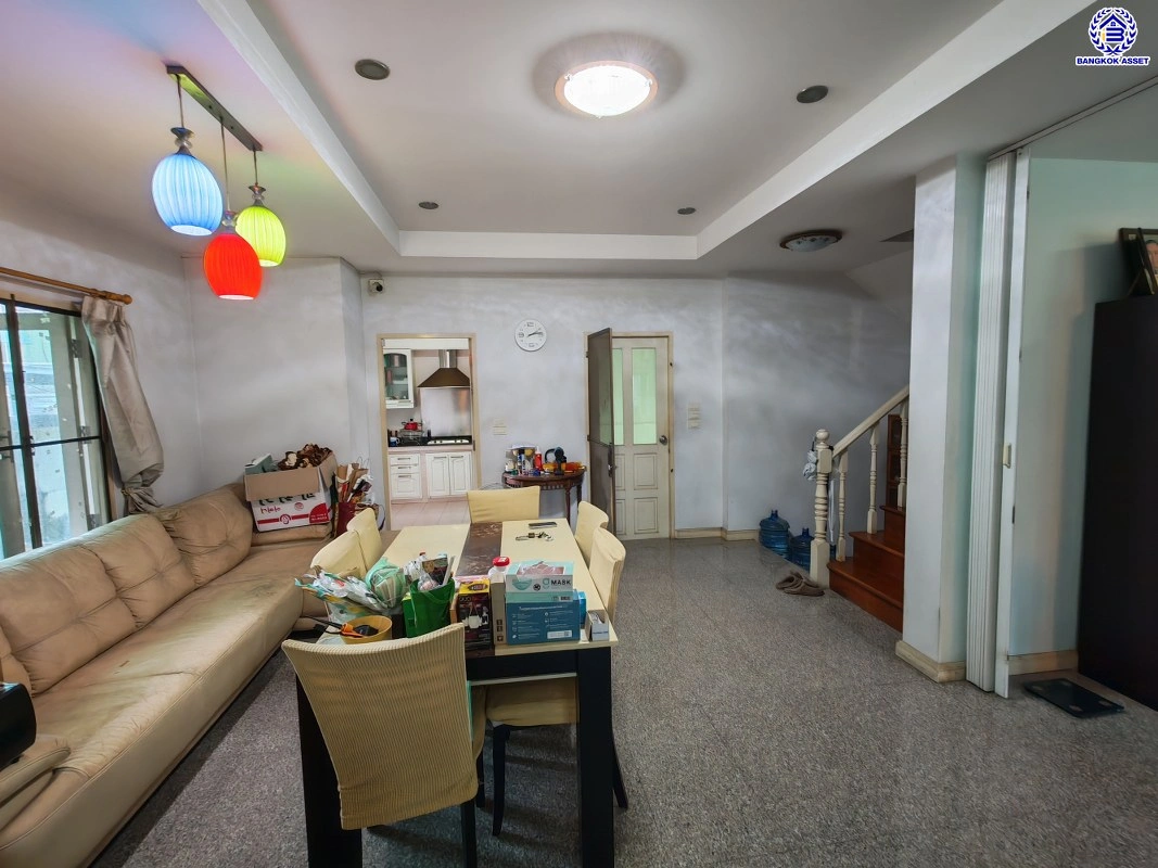 บ้านมือสอง ซอยติวานนท์ 18 แยก 3/8 เนื้อที่ 125 ตร.ว. พื้นที่ใช้สอย 233 ตร.ม. ฟังก์ชัน 3 ห้องนอน 4 ห้องน้ำ 1 ห้องแม่บ้าน จอดรถได้ 4 คัน บ้านสวย พร้อมเข้าอยู่ แถมฟรี เครื่องปรับอากาศ และเครื่องทำน้ำอุ่น เชื่อมต่อหลายเส้นทาง ใกล้ทางด่วน "ศรีรัช" และรถไฟฟ้าสายสีม่วง "สถานีกระทรวงสาธารณสุข"