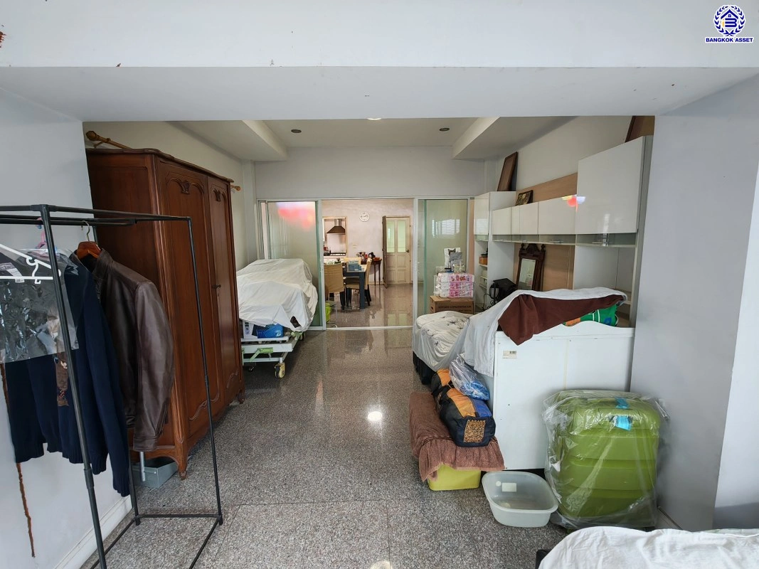 บ้านมือสอง ซอยติวานนท์ 18 แยก 3/8 เนื้อที่ 125 ตร.ว. พื้นที่ใช้สอย 233 ตร.ม. ฟังก์ชัน 3 ห้องนอน 4 ห้องน้ำ 1 ห้องแม่บ้าน จอดรถได้ 4 คัน บ้านสวย พร้อมเข้าอยู่ แถมฟรี เครื่องปรับอากาศ และเครื่องทำน้ำอุ่น เชื่อมต่อหลายเส้นทาง ใกล้ทางด่วน "ศรีรัช" และรถไฟฟ้าสายสีม่วง "สถานีกระทรวงสาธารณสุข"