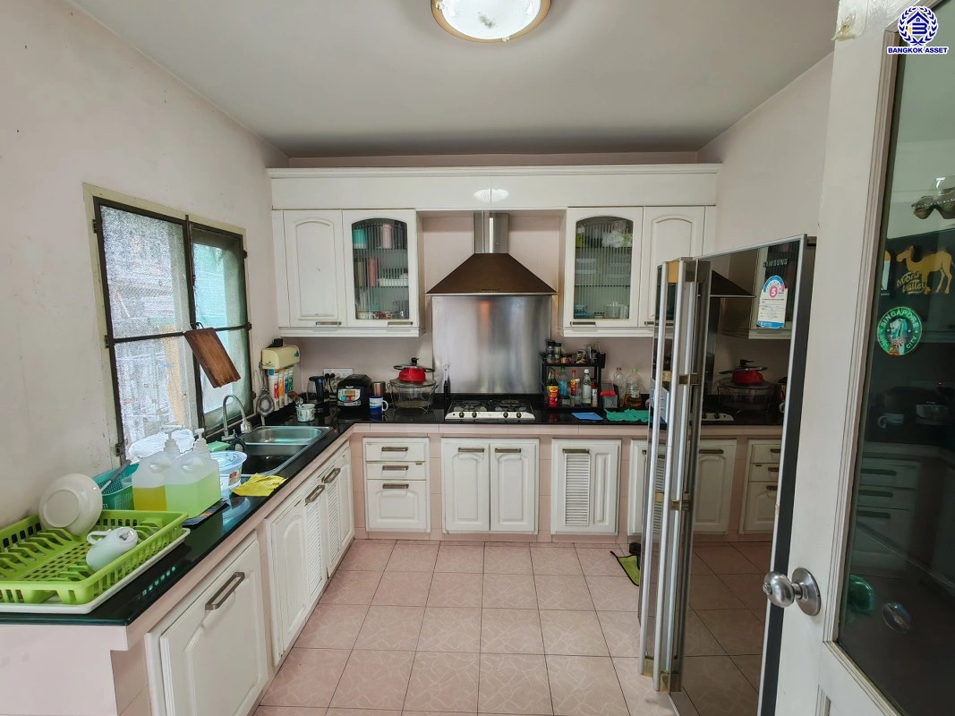 บ้านมือสอง ซอยติวานนท์ 18 แยก 3/8 เนื้อที่ 125 ตร.ว. พื้นที่ใช้สอย 233 ตร.ม. ฟังก์ชัน 3 ห้องนอน 4 ห้องน้ำ 1 ห้องแม่บ้าน จอดรถได้ 4 คัน บ้านสวย พร้อมเข้าอยู่ แถมฟรี เครื่องปรับอากาศ และเครื่องทำน้ำอุ่น เชื่อมต่อหลายเส้นทาง ใกล้ทางด่วน "ศรีรัช" และรถไฟฟ้าสายสีม่วง "สถานีกระทรวงสาธารณสุข"