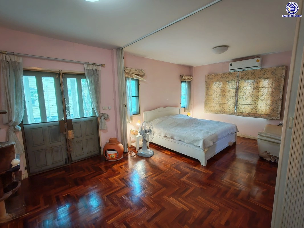 บ้านมือสอง ซอยติวานนท์ 18 แยก 3/8 เนื้อที่ 125 ตร.ว. พื้นที่ใช้สอย 233 ตร.ม. ฟังก์ชัน 3 ห้องนอน 4 ห้องน้ำ 1 ห้องแม่บ้าน จอดรถได้ 4 คัน บ้านสวย พร้อมเข้าอยู่ แถมฟรี เครื่องปรับอากาศ และเครื่องทำน้ำอุ่น เชื่อมต่อหลายเส้นทาง ใกล้ทางด่วน "ศรีรัช" และรถไฟฟ้าสายสีม่วง "สถานีกระทรวงสาธารณสุข"