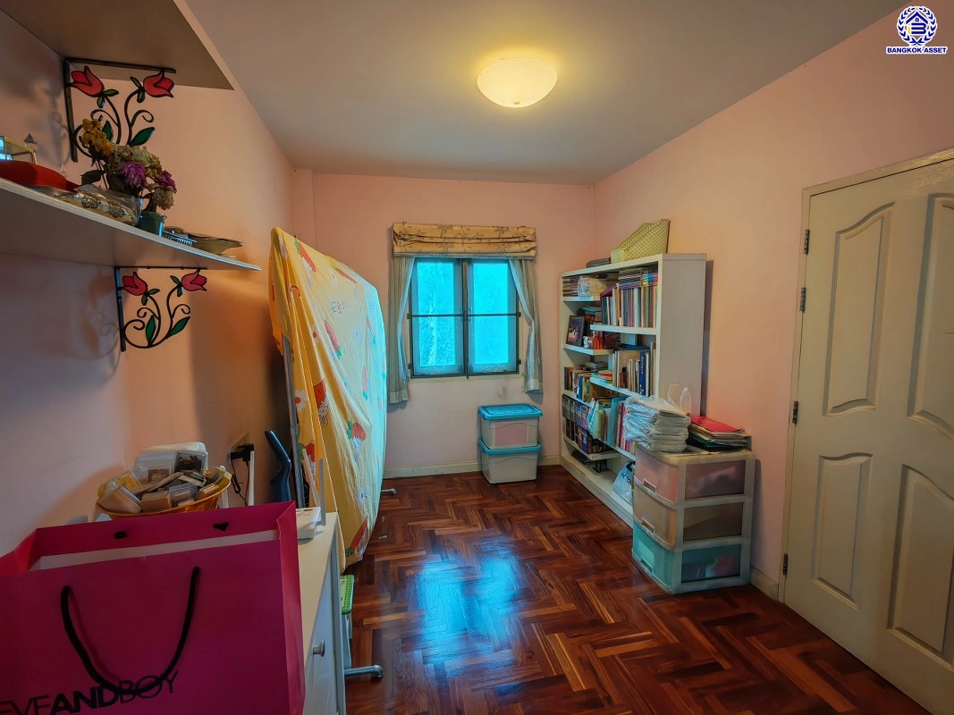 บ้านมือสอง ซอยติวานนท์ 18 แยก 3/8 เนื้อที่ 125 ตร.ว. พื้นที่ใช้สอย 233 ตร.ม. ฟังก์ชัน 3 ห้องนอน 4 ห้องน้ำ 1 ห้องแม่บ้าน จอดรถได้ 4 คัน บ้านสวย พร้อมเข้าอยู่ แถมฟรี เครื่องปรับอากาศ และเครื่องทำน้ำอุ่น เชื่อมต่อหลายเส้นทาง ใกล้ทางด่วน "ศรีรัช" และรถไฟฟ้าสายสีม่วง "สถานีกระทรวงสาธารณสุข"