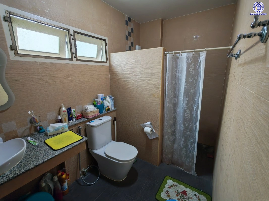 บ้านมือสอง ซอยติวานนท์ 18 แยก 3/8 เนื้อที่ 125 ตร.ว. พื้นที่ใช้สอย 233 ตร.ม. ฟังก์ชัน 3 ห้องนอน 4 ห้องน้ำ 1 ห้องแม่บ้าน จอดรถได้ 4 คัน บ้านสวย พร้อมเข้าอยู่ แถมฟรี เครื่องปรับอากาศ และเครื่องทำน้ำอุ่น เชื่อมต่อหลายเส้นทาง ใกล้ทางด่วน "ศรีรัช" และรถไฟฟ้าสายสีม่วง "สถานีกระทรวงสาธารณสุข"