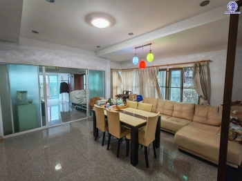 บ้านมือสอง ซอยติวานนท์ 18 แยก 3/8 เนื้อที่ 125 ตร.ว. พื้นที่ใช้สอย 233 ตร.ม. ฟังก์ชัน 3 ห้องนอน 4 ห้องน้ำ 1 ห้องแม่บ้าน จอดรถได้ 4 คัน บ้านสวย พร้อมเข้าอยู่ แถมฟรี เครื่องปรับอากาศ และเครื่องทำน้ำอุ่น เชื่อมต่อหลายเส้นทาง ใกล้ทางด่วน "ศรีรัช" และรถไฟฟ้าสายสีม่วง "สถานีกระทรวงสาธารณสุข"