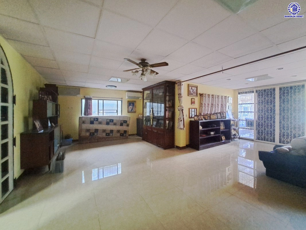 บ้านมือสอง โครงการ ผาสุขนิเวศน์ งามวงศ์วาน18 เนื้อที่ 71 ตร.ว. พื้นที่ใช้สอยถึง 240 ตร.ม. ฟังก์ชันจัดเต็ม 4 ห้องนอน 3 ห้องน้ำ จอดรถได้ 2 คน บนทำเลเชื่อมต่อเมืองอย่างรวดเร็ว ใกล้รถไฟฟ้าสายสีม่วง "สถานีสนามบินน้ำ" ทางด่วน "งามวงศ์วาน" และเดอะมอลล์งามวงศ์วาน