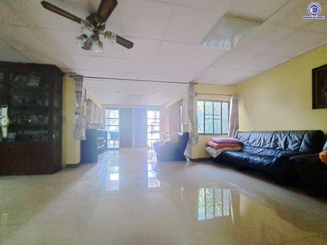 บ้านมือสอง โครงการ ผาสุขนิเวศน์ งามวงศ์วาน18 เนื้อที่ 71 ตร.ว. พื้นที่ใช้สอยถึง 240 ตร.ม. ฟังก์ชันจัดเต็ม 4 ห้องนอน 3 ห้องน้ำ จอดรถได้ 2 คน บนทำเลเชื่อมต่อเมืองอย่างรวดเร็ว ใกล้รถไฟฟ้าสายสีม่วง "สถานีสนามบินน้ำ" ทางด่วน "งามวงศ์วาน" และเดอะมอลล์งามวงศ์วาน