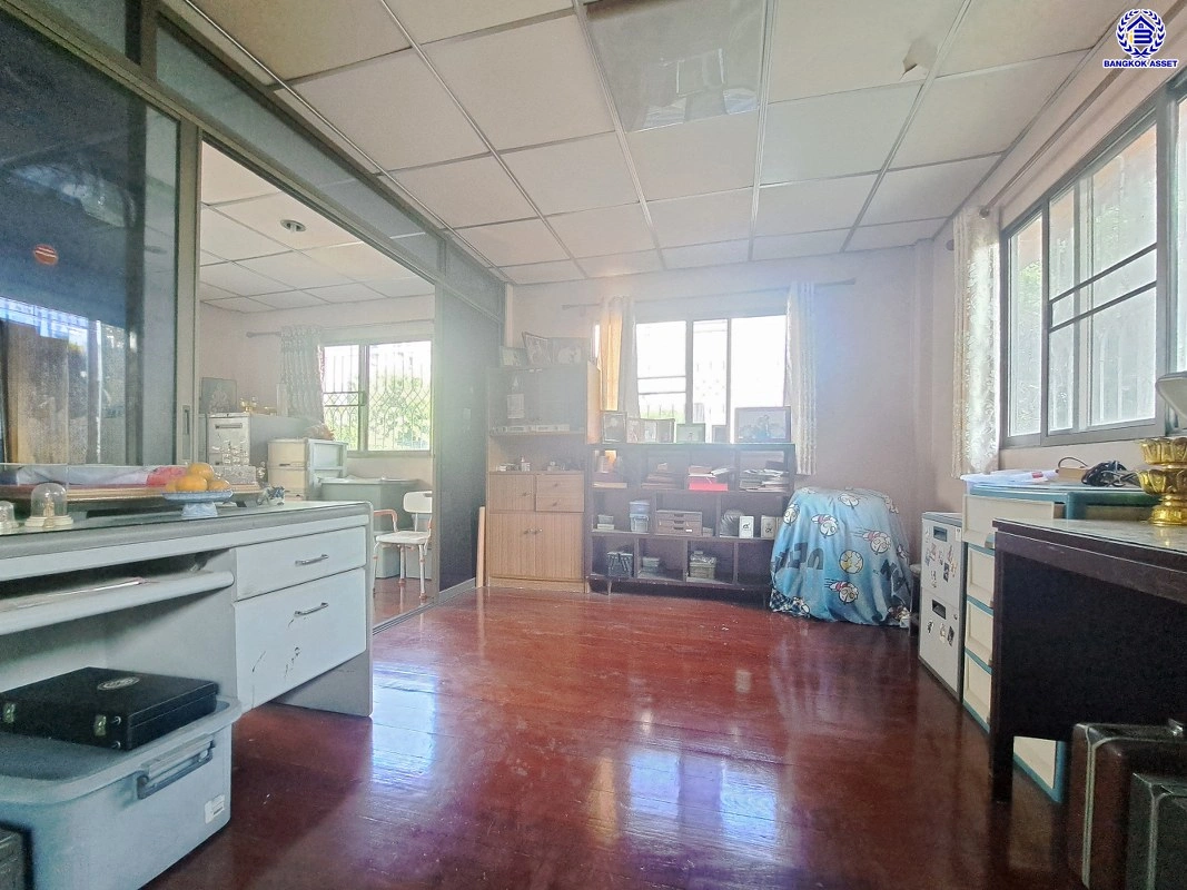 บ้านมือสอง โครงการ ผาสุขนิเวศน์ งามวงศ์วาน18 เนื้อที่ 71 ตร.ว. พื้นที่ใช้สอยถึง 240 ตร.ม. ฟังก์ชันจัดเต็ม 4 ห้องนอน 3 ห้องน้ำ จอดรถได้ 2 คน บนทำเลเชื่อมต่อเมืองอย่างรวดเร็ว ใกล้รถไฟฟ้าสายสีม่วง "สถานีสนามบินน้ำ" ทางด่วน "งามวงศ์วาน" และเดอะมอลล์งามวงศ์วาน