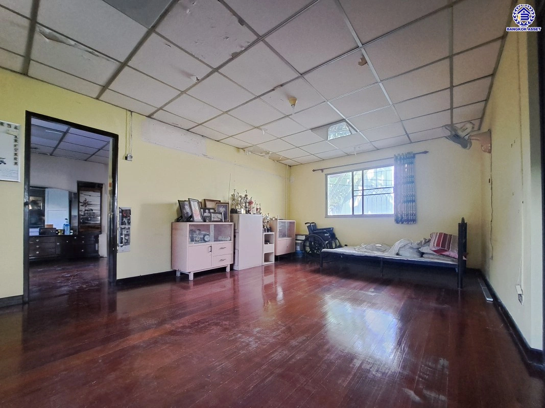 บ้านมือสอง โครงการ ผาสุขนิเวศน์ งามวงศ์วาน18 เนื้อที่ 71 ตร.ว. พื้นที่ใช้สอยถึง 240 ตร.ม. ฟังก์ชันจัดเต็ม 4 ห้องนอน 3 ห้องน้ำ จอดรถได้ 2 คน บนทำเลเชื่อมต่อเมืองอย่างรวดเร็ว ใกล้รถไฟฟ้าสายสีม่วง "สถานีสนามบินน้ำ" ทางด่วน "งามวงศ์วาน" และเดอะมอลล์งามวงศ์วาน