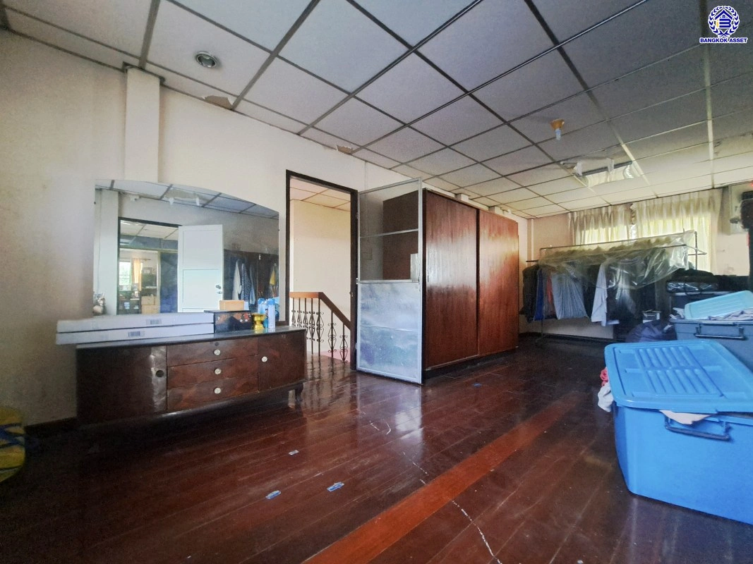 บ้านมือสอง โครงการ ผาสุขนิเวศน์ งามวงศ์วาน18 เนื้อที่ 71 ตร.ว. พื้นที่ใช้สอยถึง 240 ตร.ม. ฟังก์ชันจัดเต็ม 4 ห้องนอน 3 ห้องน้ำ จอดรถได้ 2 คน บนทำเลเชื่อมต่อเมืองอย่างรวดเร็ว ใกล้รถไฟฟ้าสายสีม่วง "สถานีสนามบินน้ำ" ทางด่วน "งามวงศ์วาน" และเดอะมอลล์งามวงศ์วาน