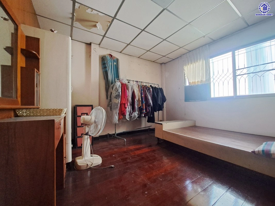 บ้านมือสอง โครงการ ผาสุขนิเวศน์ งามวงศ์วาน18 เนื้อที่ 71 ตร.ว. พื้นที่ใช้สอยถึง 240 ตร.ม. ฟังก์ชันจัดเต็ม 4 ห้องนอน 3 ห้องน้ำ จอดรถได้ 2 คน บนทำเลเชื่อมต่อเมืองอย่างรวดเร็ว ใกล้รถไฟฟ้าสายสีม่วง "สถานีสนามบินน้ำ" ทางด่วน "งามวงศ์วาน" และเดอะมอลล์งามวงศ์วาน