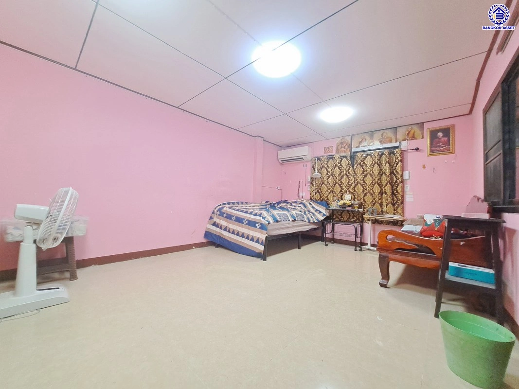 บ้านมือสอง โครงการ ผาสุขนิเวศน์ งามวงศ์วาน18 เนื้อที่ 71 ตร.ว. พื้นที่ใช้สอยถึง 240 ตร.ม. ฟังก์ชันจัดเต็ม 4 ห้องนอน 3 ห้องน้ำ จอดรถได้ 2 คน บนทำเลเชื่อมต่อเมืองอย่างรวดเร็ว ใกล้รถไฟฟ้าสายสีม่วง "สถานีสนามบินน้ำ" ทางด่วน "งามวงศ์วาน" และเดอะมอลล์งามวงศ์วาน