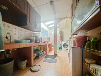 บ้านมือสอง โครงการ ผาสุขนิเวศน์ งามวงศ์วาน18 เนื้อที่ 71 ตร.ว. พื้นที่ใช้สอยถึง 240 ตร.ม. ฟังก์ชันจัดเต็ม 4 ห้องนอน 3 ห้องน้ำ จอดรถได้ 2 คน บนทำเลเชื่อมต่อเมืองอย่างรวดเร็ว ใกล้รถไฟฟ้าสายสีม่วง "สถานีสนามบินน้ำ" ทางด่วน "งามวงศ์วาน" และเดอะมอลล์งามวงศ์วาน