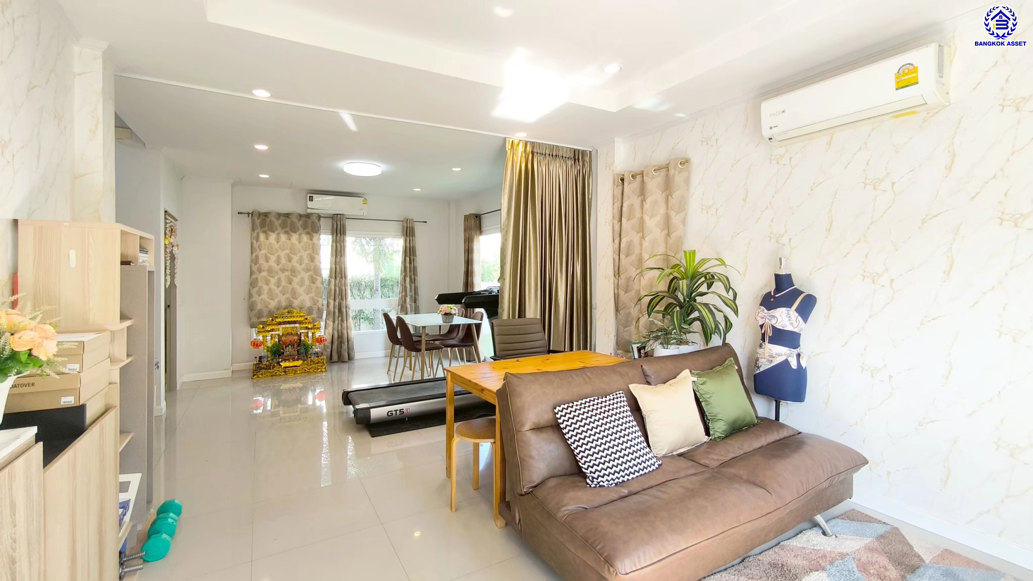 บ้านมือสอง โครงการ ศุภาลัย การ์เด้นท์วิลล์ เนื้อที่ 63.2 ตร.ว. พื้นที่ใช้สอยถึง 150 ตร.ม. ฟังก์ชันจัดเต็ม 3 ห้องนอน 3 ห้องน้ำ จอดรถได้ 2 คน บนทำเลเชื่อมต่อเมืองอย่างรวดเร็ว ใกล้Airport link ลาดกระบัง ทางด่วน "บูรพาวิถี"