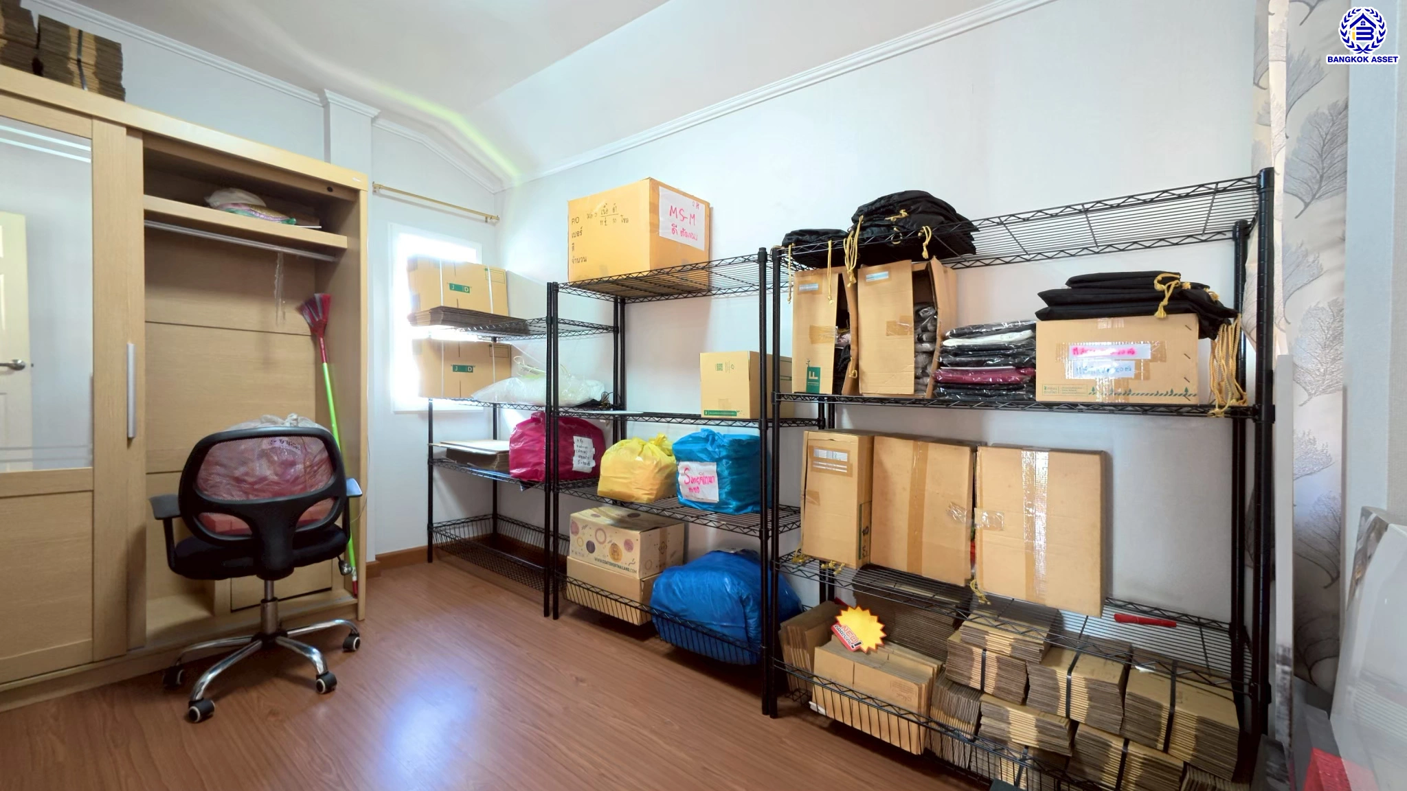 บ้านมือสอง โครงการ ศุภาลัย การ์เด้นท์วิลล์ เนื้อที่ 63.2 ตร.ว. พื้นที่ใช้สอยถึง 150 ตร.ม. ฟังก์ชันจัดเต็ม 3 ห้องนอน 3 ห้องน้ำ จอดรถได้ 2 คน บนทำเลเชื่อมต่อเมืองอย่างรวดเร็ว ใกล้Airport link ลาดกระบัง ทางด่วน "บูรพาวิถี"