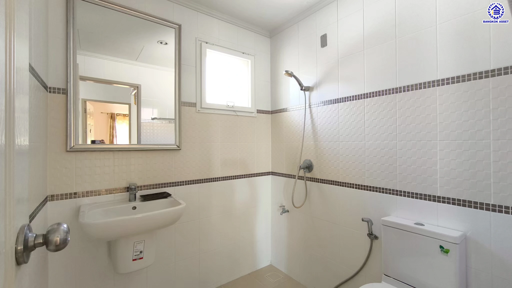 บ้านมือสอง โครงการ ศุภาลัย การ์เด้นท์วิลล์ เนื้อที่ 63.2 ตร.ว. พื้นที่ใช้สอยถึง 150 ตร.ม. ฟังก์ชันจัดเต็ม 3 ห้องนอน 3 ห้องน้ำ จอดรถได้ 2 คน บนทำเลเชื่อมต่อเมืองอย่างรวดเร็ว ใกล้Airport link ลาดกระบัง ทางด่วน "บูรพาวิถี"