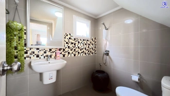 บ้านมือสอง โครงการ ศุภาลัย การ์เด้นท์วิลล์ เนื้อที่ 63.2 ตร.ว. พื้นที่ใช้สอยถึง 150 ตร.ม. ฟังก์ชันจัดเต็ม 3 ห้องนอน 3 ห้องน้ำ จอดรถได้ 2 คน บนทำเลเชื่อมต่อเมืองอย่างรวดเร็ว ใกล้Airport link ลาดกระบัง ทางด่วน "บูรพาวิถี"