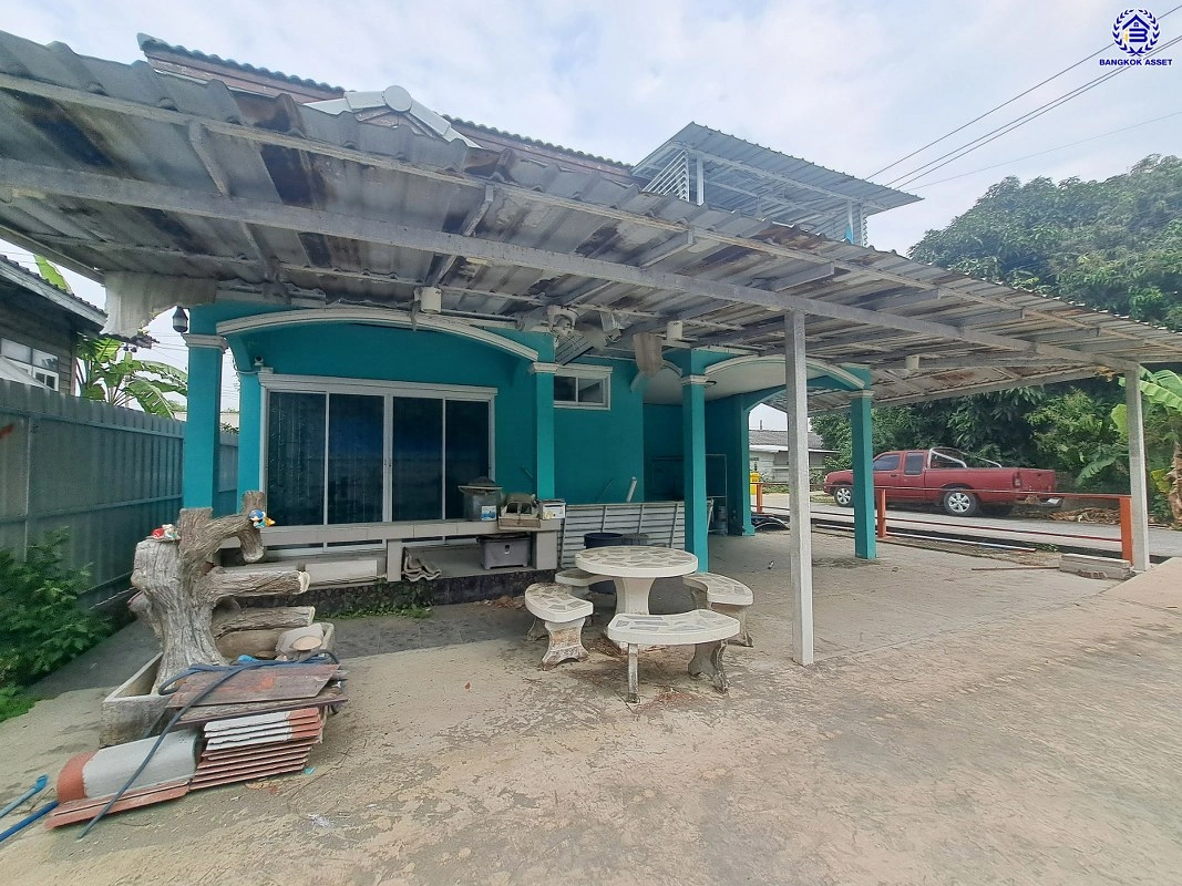 บ้านมือสอง บ้านนอกโครงการ บางใหญ่-บางคูวัด เนื้อที่ 50 ตร.ว. พื้นที่ใช้สอย 150 ตร.ม. ฟังก์ชัน 3 ห้องนอน 2 ห้องน้ำ จอดรถได้ 1 คัน แถมฟรี! เครื่องปรับอากาศ โครงการบนทำเลเดินทางสะดวก เชื่อมต่อถนนบางใหญ่-บางคูวัด ถนนกาญจนาภิเษก ใกล้รถไฟฟ้าสายสีม่วง "สถานีตลาดบางใหญ่" และทาวด่วน "ศรีรัช"