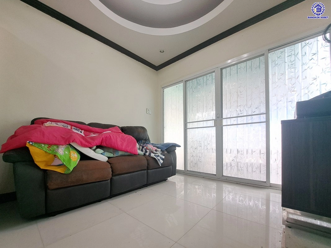 บ้านมือสอง บ้านนอกโครงการ บางใหญ่-บางคูวัด เนื้อที่ 50 ตร.ว. พื้นที่ใช้สอย 150 ตร.ม. ฟังก์ชัน 3 ห้องนอน 2 ห้องน้ำ จอดรถได้ 1 คัน แถมฟรี! เครื่องปรับอากาศ โครงการบนทำเลเดินทางสะดวก เชื่อมต่อถนนบางใหญ่-บางคูวัด ถนนกาญจนาภิเษก ใกล้รถไฟฟ้าสายสีม่วง "สถานีตลาดบางใหญ่" และทาวด่วน "ศรีรัช"