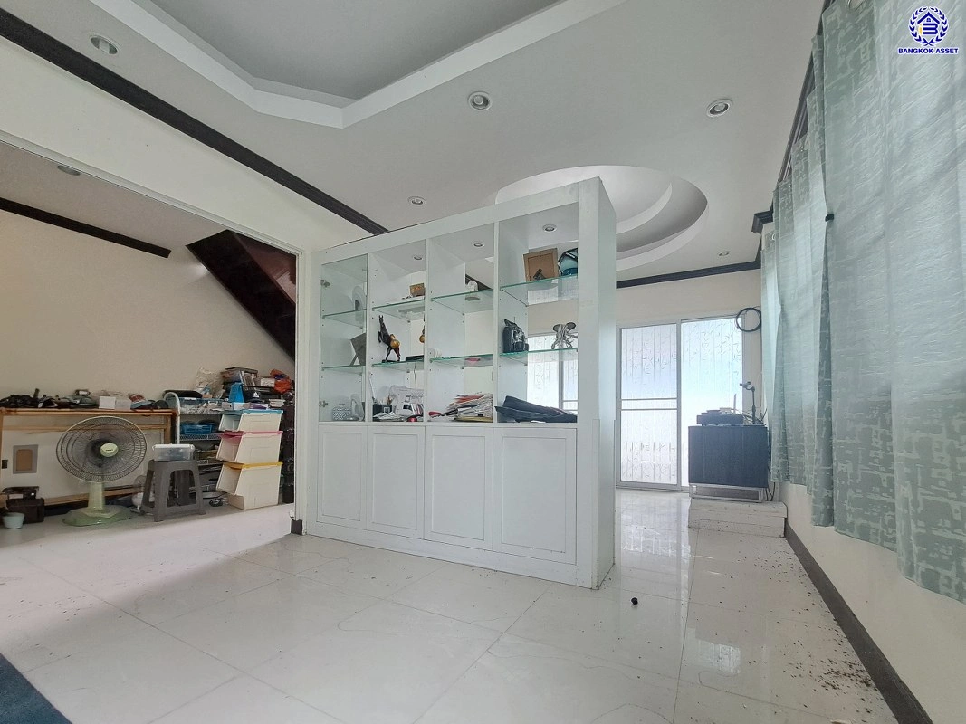 บ้านมือสอง บ้านนอกโครงการ บางใหญ่-บางคูวัด เนื้อที่ 50 ตร.ว. พื้นที่ใช้สอย 150 ตร.ม. ฟังก์ชัน 3 ห้องนอน 2 ห้องน้ำ จอดรถได้ 1 คัน แถมฟรี! เครื่องปรับอากาศ โครงการบนทำเลเดินทางสะดวก เชื่อมต่อถนนบางใหญ่-บางคูวัด ถนนกาญจนาภิเษก ใกล้รถไฟฟ้าสายสีม่วง "สถานีตลาดบางใหญ่" และทาวด่วน "ศรีรัช"