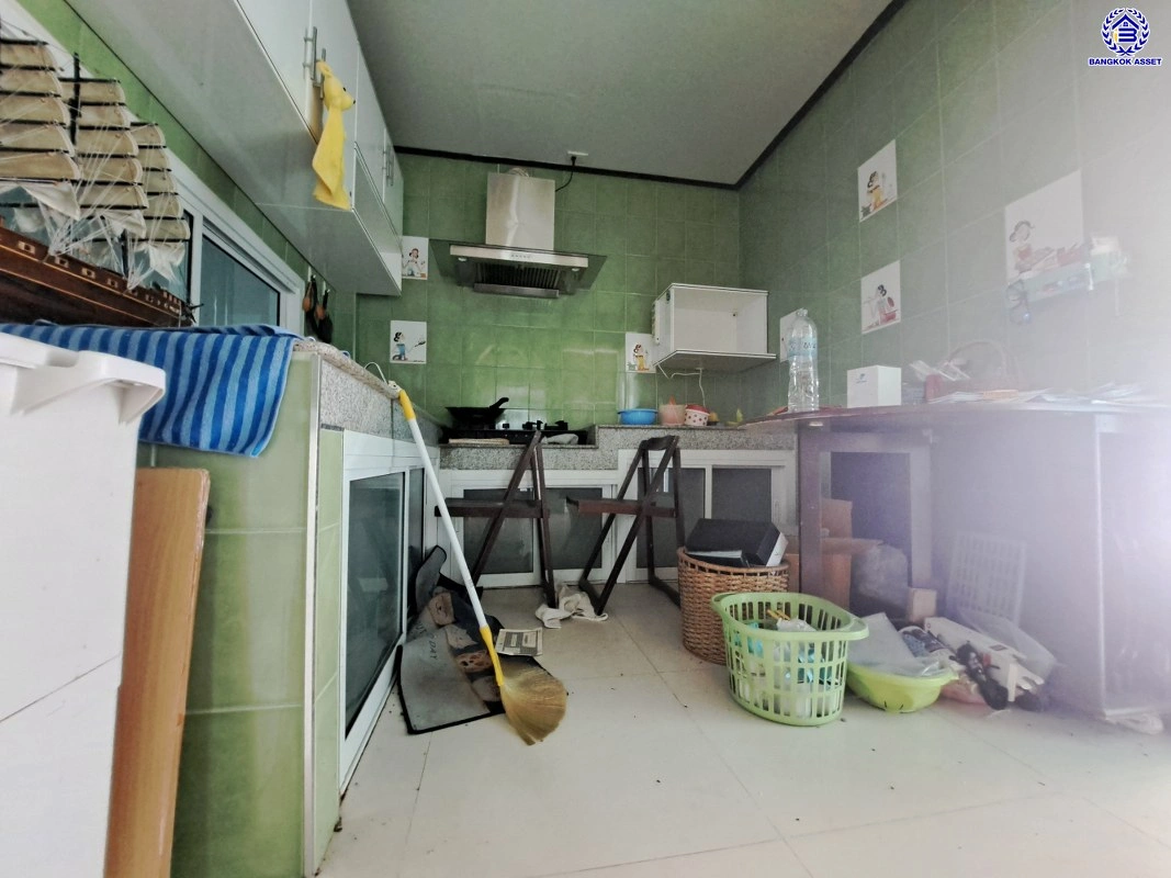 บ้านมือสอง บ้านนอกโครงการ บางใหญ่-บางคูวัด เนื้อที่ 50 ตร.ว. พื้นที่ใช้สอย 150 ตร.ม. ฟังก์ชัน 3 ห้องนอน 2 ห้องน้ำ จอดรถได้ 1 คัน แถมฟรี! เครื่องปรับอากาศ โครงการบนทำเลเดินทางสะดวก เชื่อมต่อถนนบางใหญ่-บางคูวัด ถนนกาญจนาภิเษก ใกล้รถไฟฟ้าสายสีม่วง "สถานีตลาดบางใหญ่" และทาวด่วน "ศรีรัช"