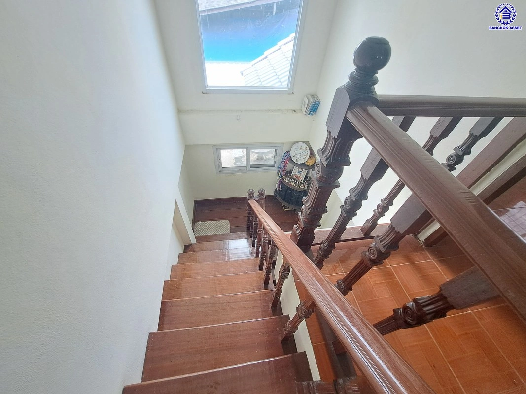 บ้านมือสอง บ้านนอกโครงการ บางใหญ่-บางคูวัด เนื้อที่ 50 ตร.ว. พื้นที่ใช้สอย 150 ตร.ม. ฟังก์ชัน 3 ห้องนอน 2 ห้องน้ำ จอดรถได้ 1 คัน แถมฟรี! เครื่องปรับอากาศ โครงการบนทำเลเดินทางสะดวก เชื่อมต่อถนนบางใหญ่-บางคูวัด ถนนกาญจนาภิเษก ใกล้รถไฟฟ้าสายสีม่วง "สถานีตลาดบางใหญ่" และทาวด่วน "ศรีรัช"