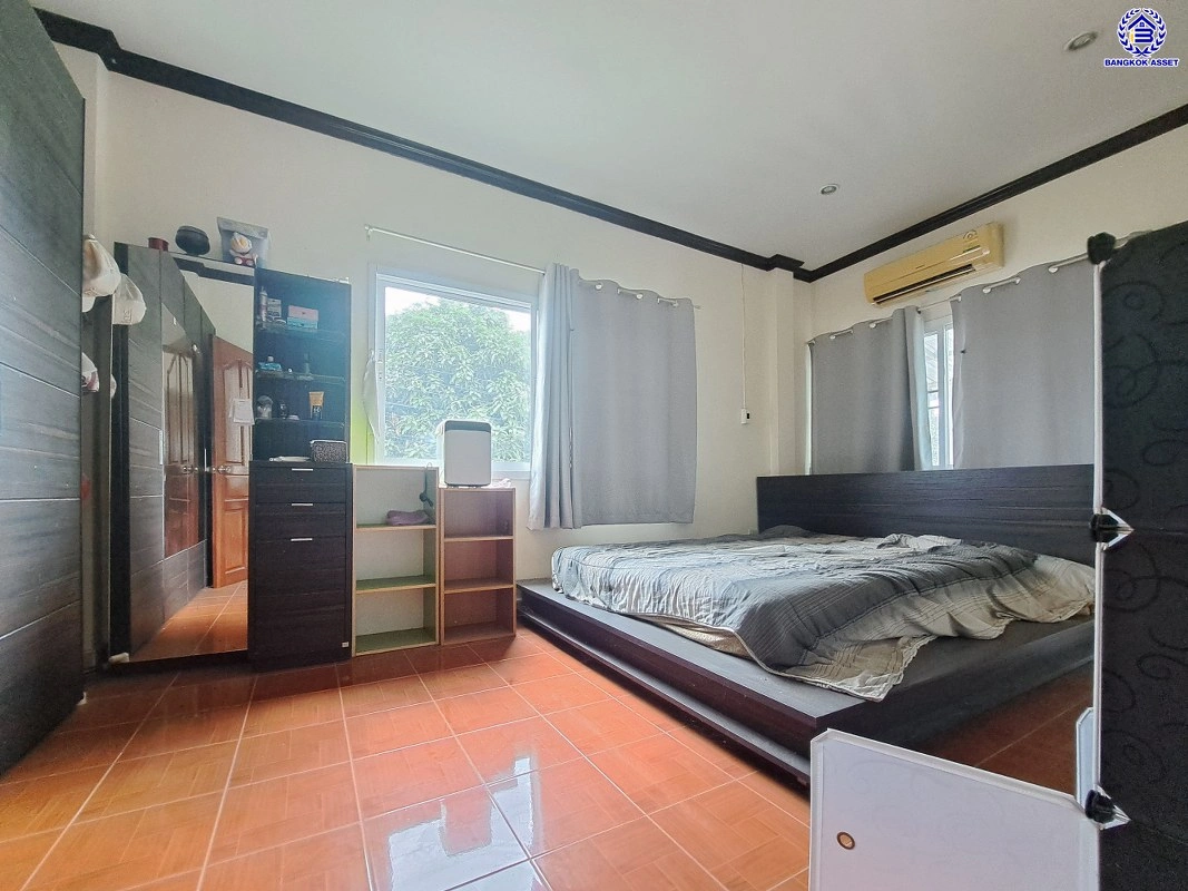 บ้านมือสอง บ้านนอกโครงการ บางใหญ่-บางคูวัด เนื้อที่ 50 ตร.ว. พื้นที่ใช้สอย 150 ตร.ม. ฟังก์ชัน 3 ห้องนอน 2 ห้องน้ำ จอดรถได้ 1 คัน แถมฟรี! เครื่องปรับอากาศ โครงการบนทำเลเดินทางสะดวก เชื่อมต่อถนนบางใหญ่-บางคูวัด ถนนกาญจนาภิเษก ใกล้รถไฟฟ้าสายสีม่วง "สถานีตลาดบางใหญ่" และทาวด่วน "ศรีรัช"