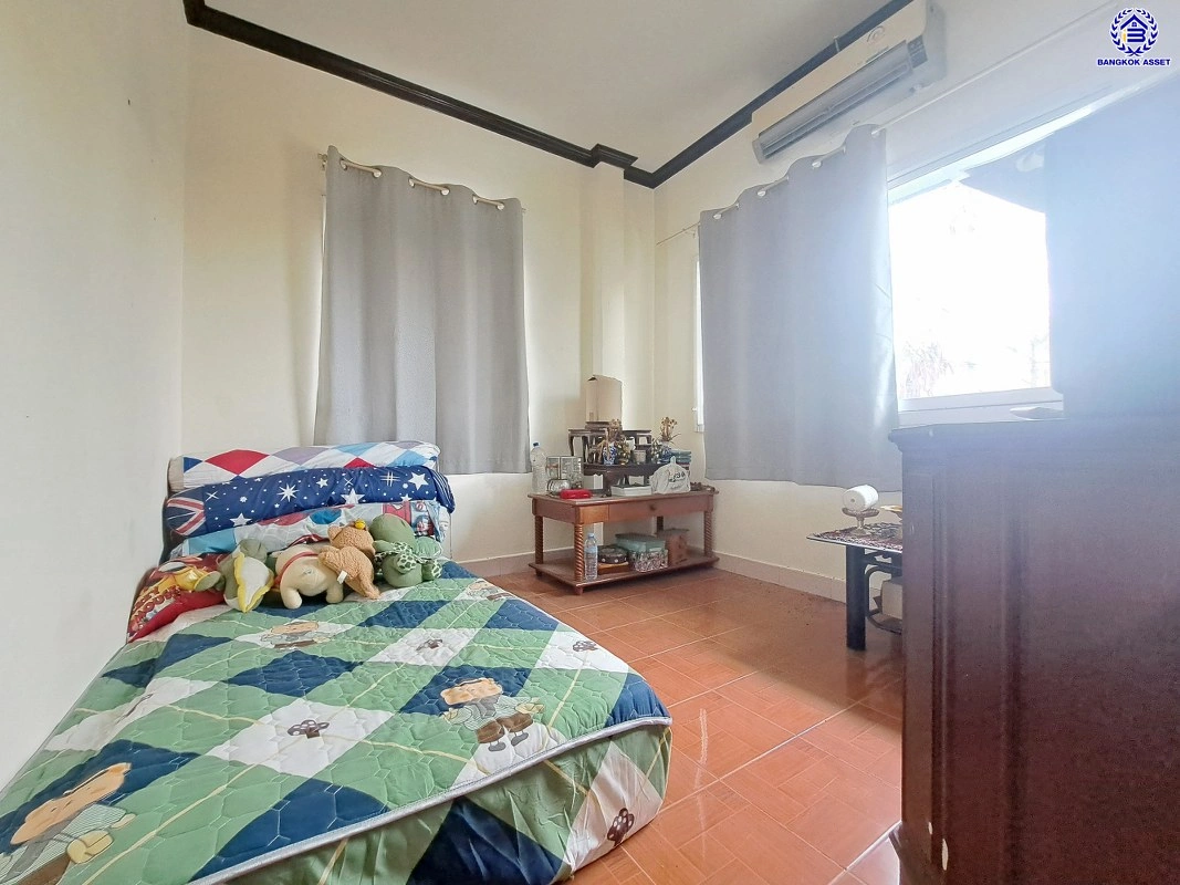 บ้านมือสอง บ้านนอกโครงการ บางใหญ่-บางคูวัด เนื้อที่ 50 ตร.ว. พื้นที่ใช้สอย 150 ตร.ม. ฟังก์ชัน 3 ห้องนอน 2 ห้องน้ำ จอดรถได้ 1 คัน แถมฟรี! เครื่องปรับอากาศ โครงการบนทำเลเดินทางสะดวก เชื่อมต่อถนนบางใหญ่-บางคูวัด ถนนกาญจนาภิเษก ใกล้รถไฟฟ้าสายสีม่วง "สถานีตลาดบางใหญ่" และทาวด่วน "ศรีรัช"