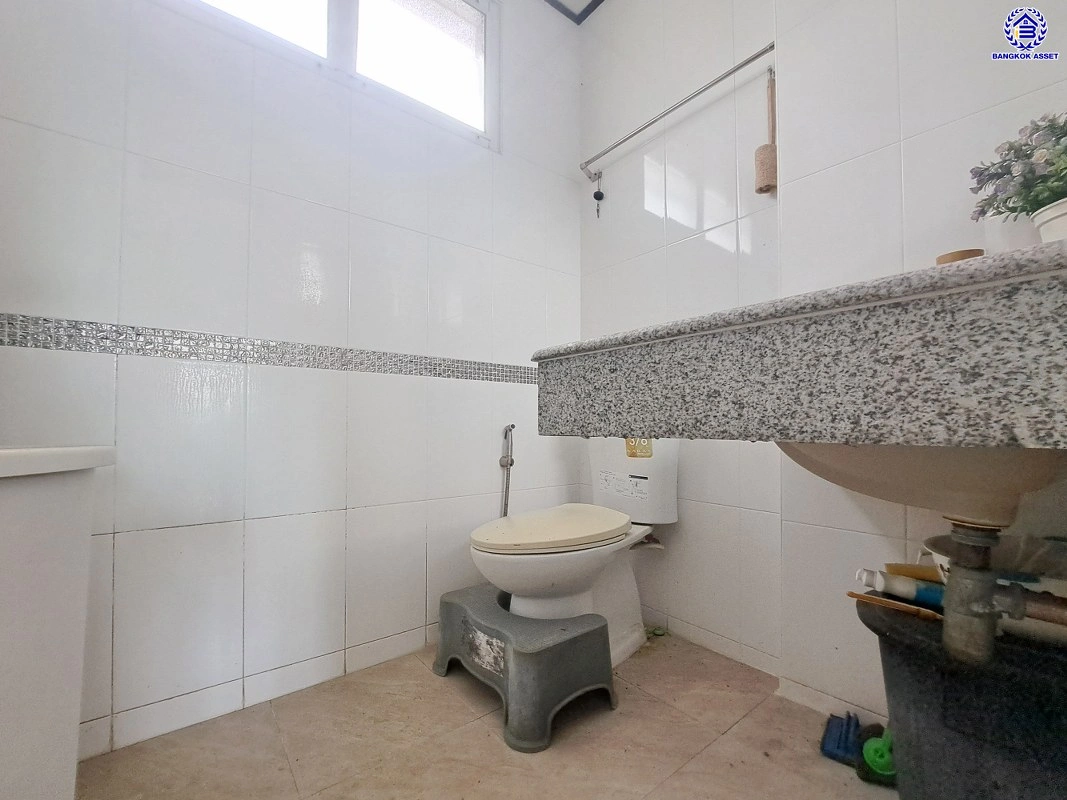 บ้านมือสอง บ้านนอกโครงการ บางใหญ่-บางคูวัด เนื้อที่ 50 ตร.ว. พื้นที่ใช้สอย 150 ตร.ม. ฟังก์ชัน 3 ห้องนอน 2 ห้องน้ำ จอดรถได้ 1 คัน แถมฟรี! เครื่องปรับอากาศ โครงการบนทำเลเดินทางสะดวก เชื่อมต่อถนนบางใหญ่-บางคูวัด ถนนกาญจนาภิเษก ใกล้รถไฟฟ้าสายสีม่วง "สถานีตลาดบางใหญ่" และทาวด่วน "ศรีรัช"