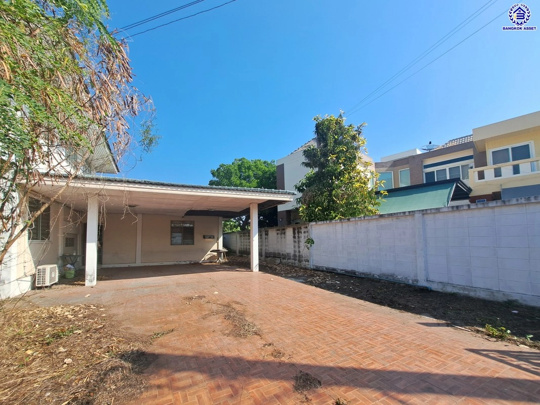 บ้านมือสอง โครงการ ทุ่งแสงตะวัน ซอย2 บนเนื้อที่ 50 ตร.ว. พื้นที่ใช้สอย 140 ตร.ม. ฟังก์ชัน 3 ห้องนอน 2 ห้องน้ำ บนทำเลศักยภาพ เชื่อมต่อหลายเส้นทาง ทั้งถนนกาญจนาภิเษก, ถนนรัตนาธิเบศร์ ใกล้รถไฟฟ้าสายสีม่วง "สถานีคลองบางไผ่" และเซ็นทรัล เวสต์เกต