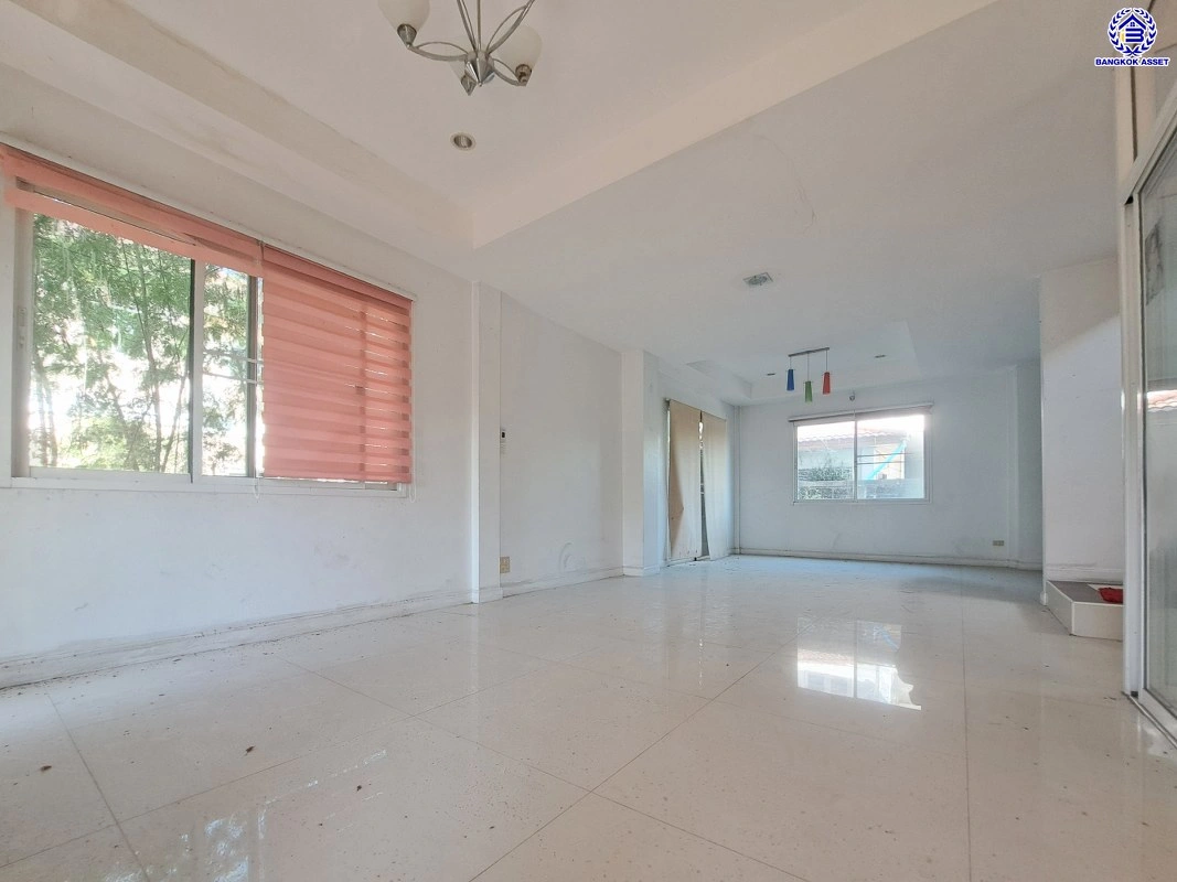 บ้านมือสอง โครงการ ทุ่งแสงตะวัน ซอย2 บนเนื้อที่ 50 ตร.ว. พื้นที่ใช้สอย 140 ตร.ม. ฟังก์ชัน 3 ห้องนอน 2 ห้องน้ำ บนทำเลศักยภาพ เชื่อมต่อหลายเส้นทาง ทั้งถนนกาญจนาภิเษก, ถนนรัตนาธิเบศร์ ใกล้รถไฟฟ้าสายสีม่วง "สถานีคลองบางไผ่" และเซ็นทรัล เวสต์เกต