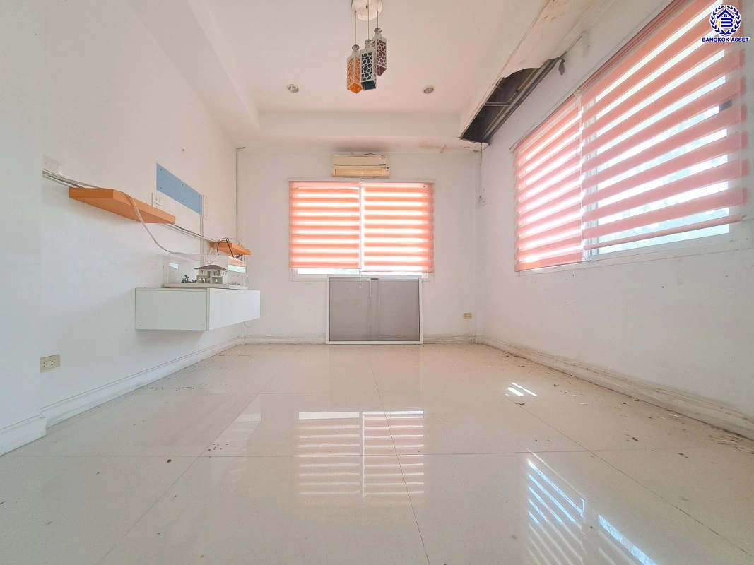 บ้านมือสอง โครงการ ทุ่งแสงตะวัน ซอย2 บนเนื้อที่ 50 ตร.ว. พื้นที่ใช้สอย 140 ตร.ม. ฟังก์ชัน 3 ห้องนอน 2 ห้องน้ำ บนทำเลศักยภาพ เชื่อมต่อหลายเส้นทาง ทั้งถนนกาญจนาภิเษก, ถนนรัตนาธิเบศร์ ใกล้รถไฟฟ้าสายสีม่วง "สถานีคลองบางไผ่" และเซ็นทรัล เวสต์เกต