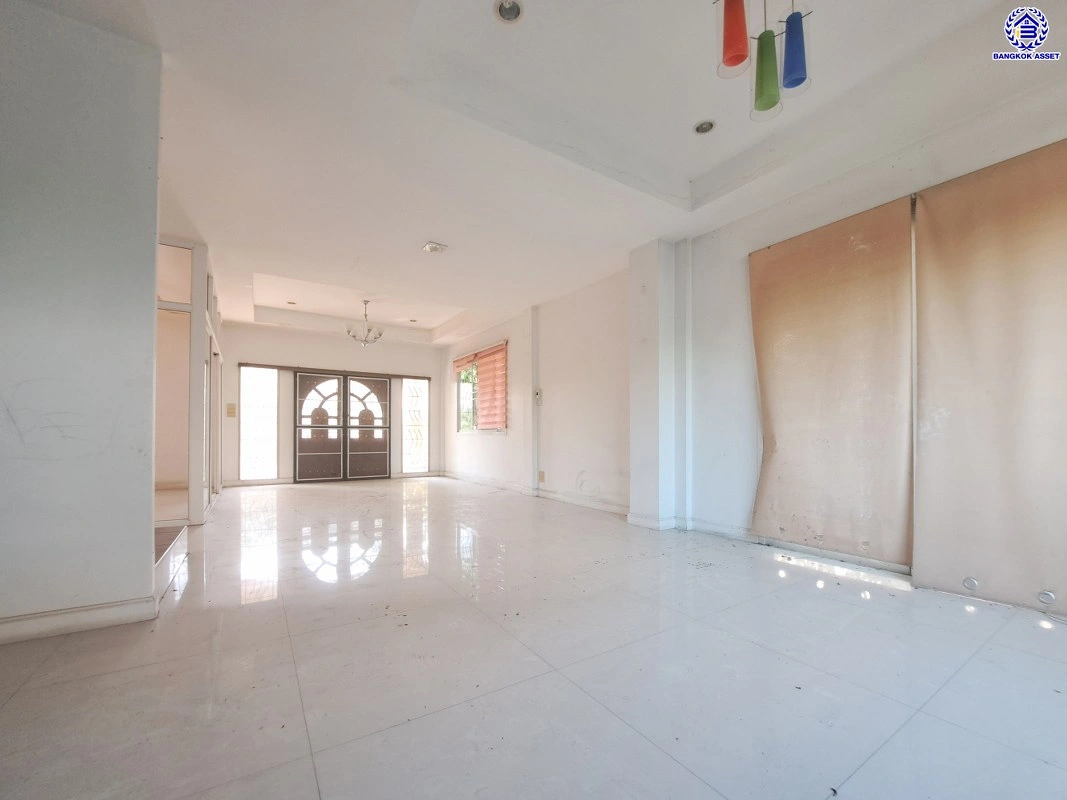 บ้านมือสอง โครงการ ทุ่งแสงตะวัน ซอย2 บนเนื้อที่ 50 ตร.ว. พื้นที่ใช้สอย 140 ตร.ม. ฟังก์ชัน 3 ห้องนอน 2 ห้องน้ำ บนทำเลศักยภาพ เชื่อมต่อหลายเส้นทาง ทั้งถนนกาญจนาภิเษก, ถนนรัตนาธิเบศร์ ใกล้รถไฟฟ้าสายสีม่วง "สถานีคลองบางไผ่" และเซ็นทรัล เวสต์เกต