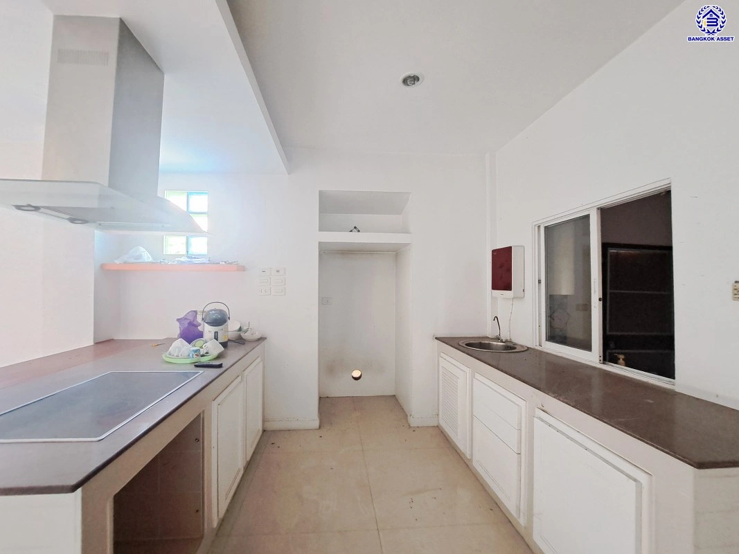 บ้านมือสอง โครงการ ทุ่งแสงตะวัน ซอย2 บนเนื้อที่ 50 ตร.ว. พื้นที่ใช้สอย 140 ตร.ม. ฟังก์ชัน 3 ห้องนอน 2 ห้องน้ำ บนทำเลศักยภาพ เชื่อมต่อหลายเส้นทาง ทั้งถนนกาญจนาภิเษก, ถนนรัตนาธิเบศร์ ใกล้รถไฟฟ้าสายสีม่วง "สถานีคลองบางไผ่" และเซ็นทรัล เวสต์เกต