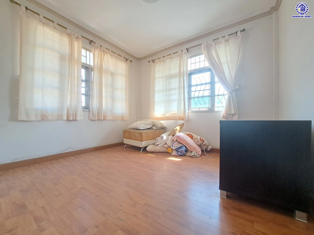 บ้านมือสอง โครงการ ทุ่งแสงตะวัน ซอย2 บนเนื้อที่ 50 ตร.ว. พื้นที่ใช้สอย 140 ตร.ม. ฟังก์ชัน 3 ห้องนอน 2 ห้องน้ำ บนทำเลศักยภาพ เชื่อมต่อหลายเส้นทาง ทั้งถนนกาญจนาภิเษก, ถนนรัตนาธิเบศร์ ใกล้รถไฟฟ้าสายสีม่วง "สถานีคลองบางไผ่" และเซ็นทรัล เวสต์เกต