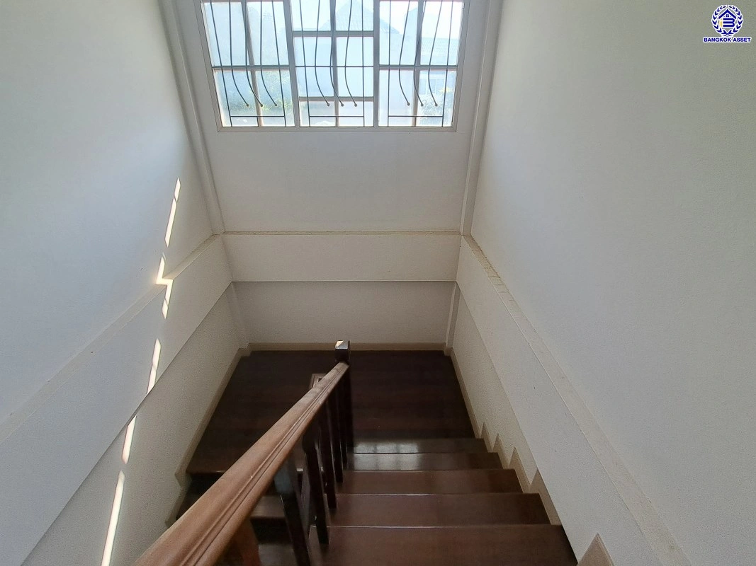 บ้านมือสอง โครงการ ทุ่งแสงตะวัน ซอย2 บนเนื้อที่ 50 ตร.ว. พื้นที่ใช้สอย 140 ตร.ม. ฟังก์ชัน 3 ห้องนอน 2 ห้องน้ำ บนทำเลศักยภาพ เชื่อมต่อหลายเส้นทาง ทั้งถนนกาญจนาภิเษก, ถนนรัตนาธิเบศร์ ใกล้รถไฟฟ้าสายสีม่วง "สถานีคลองบางไผ่" และเซ็นทรัล เวสต์เกต