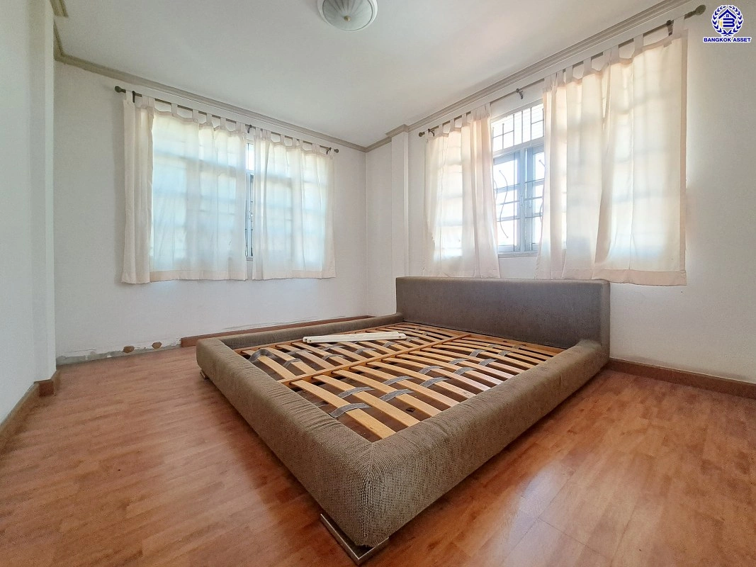 บ้านมือสอง โครงการ ทุ่งแสงตะวัน ซอย2 บนเนื้อที่ 50 ตร.ว. พื้นที่ใช้สอย 140 ตร.ม. ฟังก์ชัน 3 ห้องนอน 2 ห้องน้ำ บนทำเลศักยภาพ เชื่อมต่อหลายเส้นทาง ทั้งถนนกาญจนาภิเษก, ถนนรัตนาธิเบศร์ ใกล้รถไฟฟ้าสายสีม่วง "สถานีคลองบางไผ่" และเซ็นทรัล เวสต์เกต