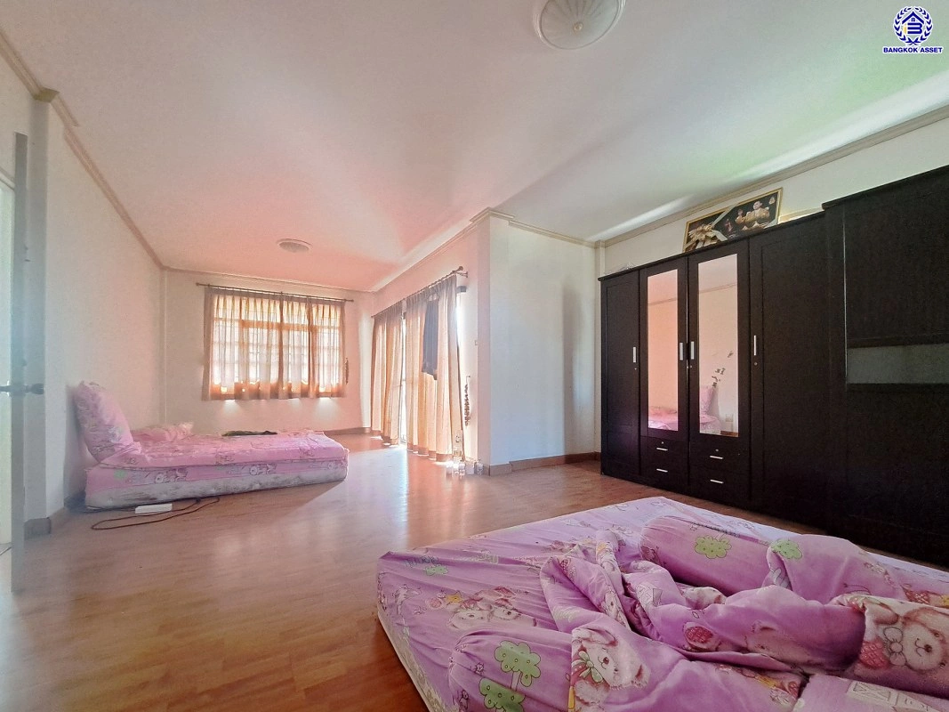 บ้านมือสอง โครงการ ทุ่งแสงตะวัน ซอย2 บนเนื้อที่ 50 ตร.ว. พื้นที่ใช้สอย 140 ตร.ม. ฟังก์ชัน 3 ห้องนอน 2 ห้องน้ำ บนทำเลศักยภาพ เชื่อมต่อหลายเส้นทาง ทั้งถนนกาญจนาภิเษก, ถนนรัตนาธิเบศร์ ใกล้รถไฟฟ้าสายสีม่วง "สถานีคลองบางไผ่" และเซ็นทรัล เวสต์เกต