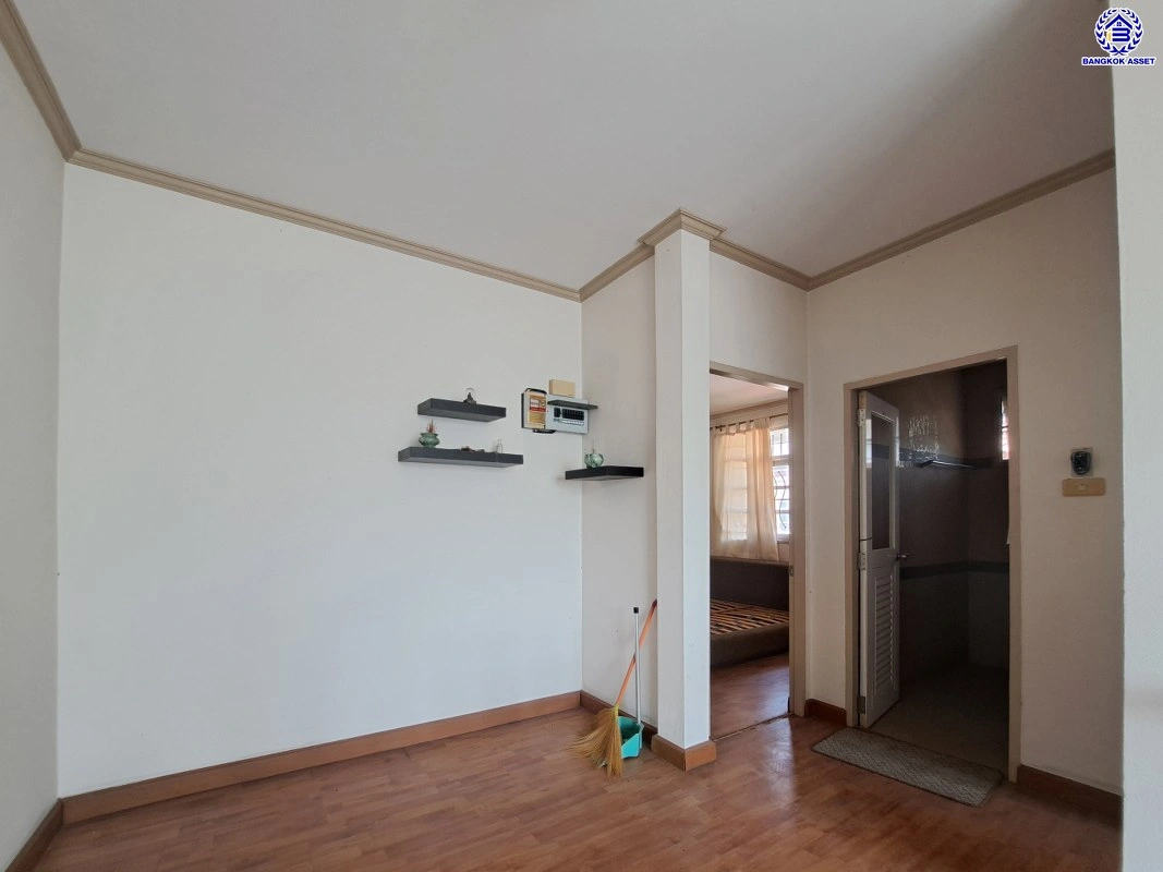 บ้านมือสอง โครงการ ทุ่งแสงตะวัน ซอย2 บนเนื้อที่ 50 ตร.ว. พื้นที่ใช้สอย 140 ตร.ม. ฟังก์ชัน 3 ห้องนอน 2 ห้องน้ำ บนทำเลศักยภาพ เชื่อมต่อหลายเส้นทาง ทั้งถนนกาญจนาภิเษก, ถนนรัตนาธิเบศร์ ใกล้รถไฟฟ้าสายสีม่วง "สถานีคลองบางไผ่" และเซ็นทรัล เวสต์เกต