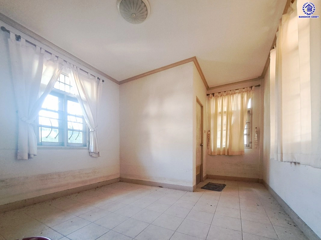 บ้านมือสอง โครงการ ทุ่งแสงตะวัน ซอย2 บนเนื้อที่ 50 ตร.ว. พื้นที่ใช้สอย 140 ตร.ม. ฟังก์ชัน 3 ห้องนอน 2 ห้องน้ำ บนทำเลศักยภาพ เชื่อมต่อหลายเส้นทาง ทั้งถนนกาญจนาภิเษก, ถนนรัตนาธิเบศร์ ใกล้รถไฟฟ้าสายสีม่วง "สถานีคลองบางไผ่" และเซ็นทรัล เวสต์เกต